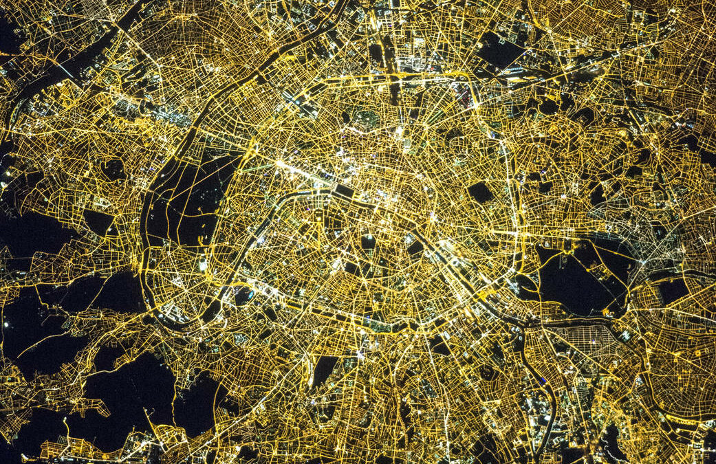 Paris, ville monde, ville debout